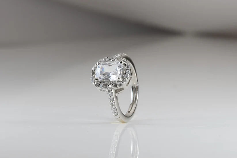 Queen Solitaire Ring - 925 Silver